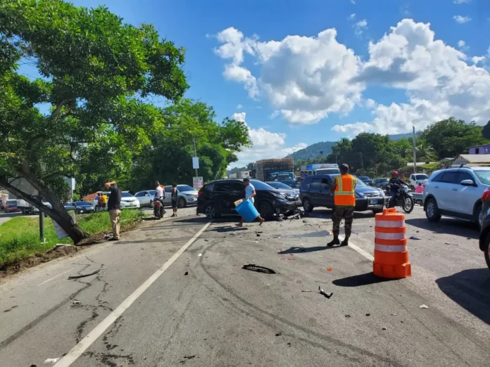 Al menos 14 personas resultaron heridas tras accidente múltiple en Autopista Duarte