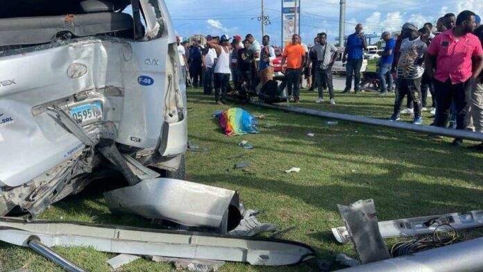 Un accidente de tránsito ocurrido la mañana de este sábado dejó como resultado a una señora fallecida y tres heridos, en un hecho ocurrido en Boulevard Turístico del Este, en el cruce de Cabeza de Toro, en Bávaro, provincia de La Altagracia.