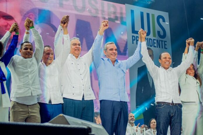 Tras ser proclamado este domingo candidato presidencial del Partido País Posible, Abinader prometió «seguir trabajando para que la educación mejore, la transparencia se mantenga y la justicia siga haciendo su trabajo».