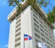 El gobernador del Banco Central de la República Dominicana (BCRD), Héctor Valdez Albizu, informó que la Junta Monetaria, en su sesión del jueves 23 de noviembre de 2023, autorizó al Banco Central a la implementación de una nueva Facilidad de Liquidez Rápida (FLR) por un monto de RD$25 mil millones, con el objetivo de propiciar condiciones financieras favorables para la recuperación económica y apoyar a los sectores agropecuario, comercio, construcción, hogares, así como a las micro, pequeñas y medianas empresas (MIPYMES), que fueron afectados significativamente por los daños causados debido a las acumulaciones extremas de lluvias e inundaciones en el territorio nacional.
