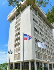 El gobernador del Banco Central de la República Dominicana (BCRD), Héctor Valdez Albizu, informó que la Junta Monetaria, en su sesión del jueves 23 de noviembre de 2023, autorizó al Banco Central a la implementación de una nueva Facilidad de Liquidez Rápida (FLR) por un monto de RD$25 mil millones, con el objetivo de propiciar condiciones financieras favorables para la recuperación económica y apoyar a los sectores agropecuario, comercio, construcción, hogares, así como a las micro, pequeñas y medianas empresas (MIPYMES), que fueron afectados significativamente por los daños causados debido a las acumulaciones extremas de lluvias e inundaciones en el territorio nacional.
