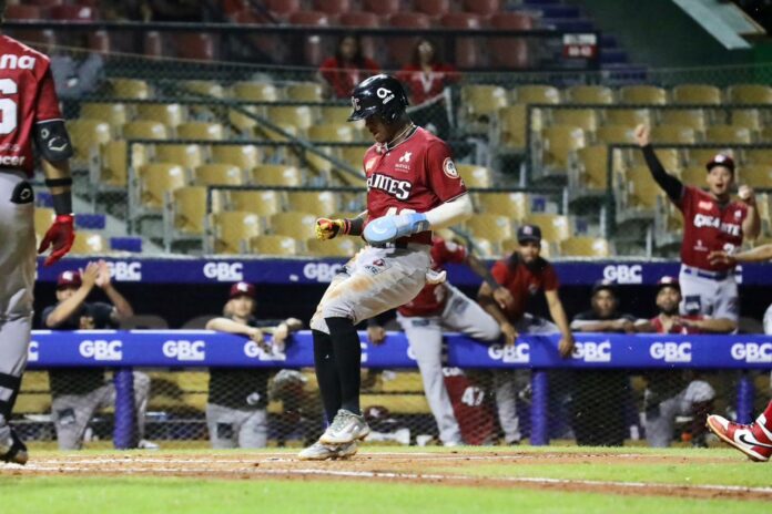 El estadounidense Cameron Gann permitió dos hits en 4.2 entradas para que los Gigantes del Cibao perdieran 2-4 ante los Leones del Escogido. este martes por noche en la Liga Dominicana 2023-24, en su temporada 70 .