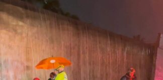 Las lluvias se intensifican y continúan las inundaciones en la zona donde quedaron atrapados al menos cuatro vehículos en el paso desnivel del túnel en la intersección de la avenida 27 de febrero con Máximo Gómez.