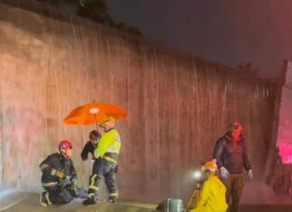 Las lluvias se intensifican y continúan las inundaciones en la zona donde quedaron atrapados al menos cuatro vehículos en el paso desnivel del túnel en la intersección de la avenida 27 de febrero con Máximo Gómez.