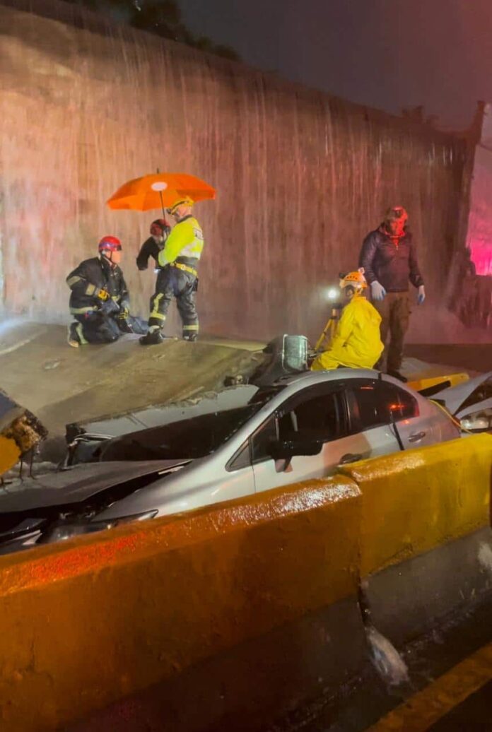 Las lluvias se intensifican y continúan las inundaciones en la zona donde quedaron atrapados al menos cuatro vehículos en el paso desnivel del túnel en la intersección de la avenida 27 de febrero con Máximo Gómez.