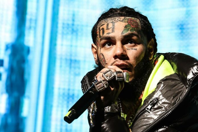 El rapero estadounidense Tekashi pidió disculpas a los productores que fueron afectados físicamente (riña) asegurando que él no fue al estudio de grabación con la intención de agredir, sino que todo sucedió allí dentro, de repente, nada fue planeado.