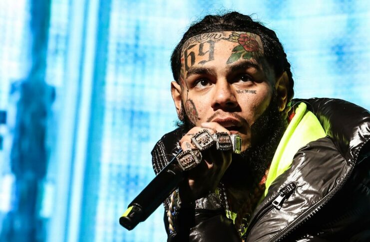 Tekashi habla sobre su experiencia en la cárcel El rapero estadounidense Tekashi pidió disculpas a los productores que fueron afectados físicamente (riña) asegurando que él no fue al estudio de grabación con la intención de agredir, sino que todo sucedió allí dentro, de repente, nada fue planeado.