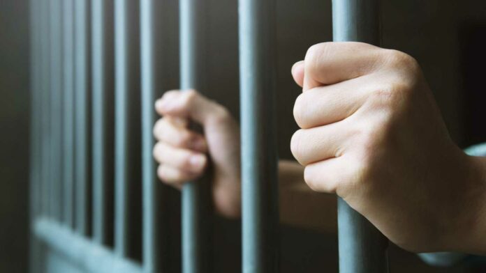 Condenan a prisión por corrupto a exalcalde de San Francisco El Segundo Tribunal Colegiado de Santo Domingo Este condenó al exacalde y al exencargado de nómina de la Alcaldía de San Francisco de Macorís, Félix Manuel Rodríguez Grullón, y también a Jerson Lizardo Pérez, a penas de 3 y 5 años de prisión respectivamente, por incurrir en corrupción administrativa.