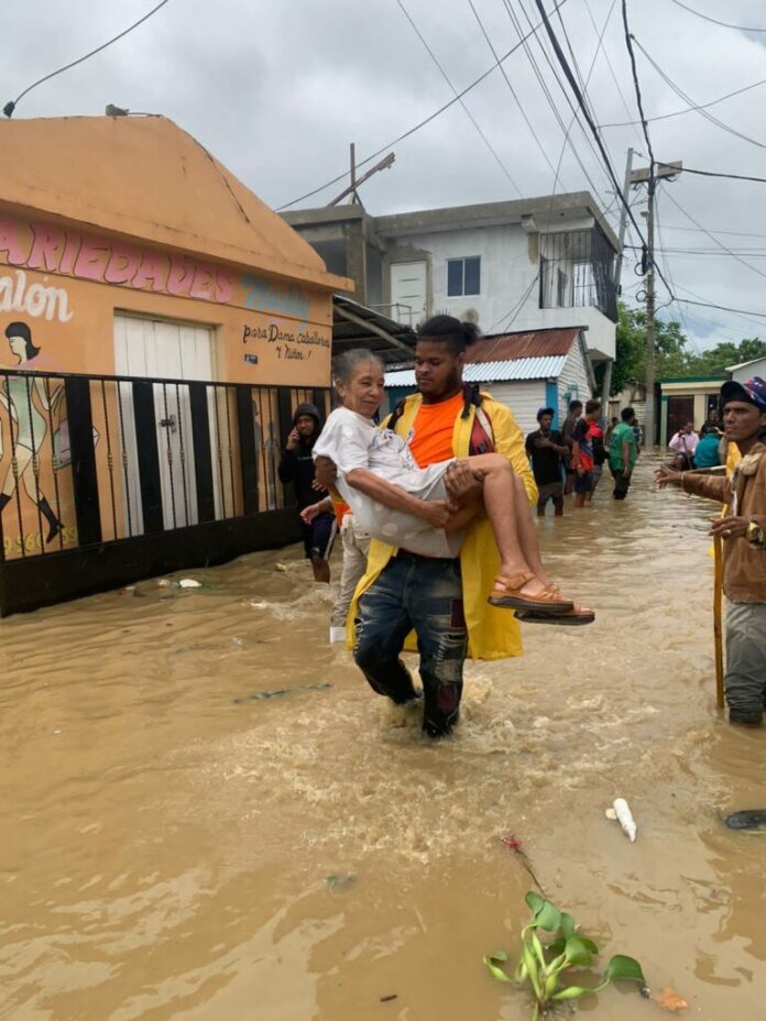 Hasta el momento 12 muertos y más de 1500 desplazados por intensas lluvias en RD Las intensas lluvias que afectan a gran parte del territorio dominicano desde hace más de 24 horas han causado hasta el momento 12 fallecidos, inundaciones, comunidades incomunicadas y daños a estructuras.