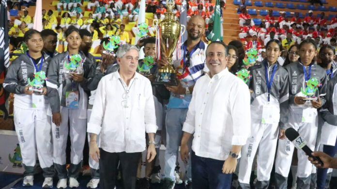 Con una vistosa ceremonia de clausura, celebrada en el polideportivo de Barahona, el Instituto Nacional de Educación Física (Inefi) realizó este jueves el cierre de los X Juegos Escolares Deportivos Nacionales 2023, celebrados durante 10 días, en esta ciudad y las subsedes de Azua, Bahoruco y San Juan de la Maguana.