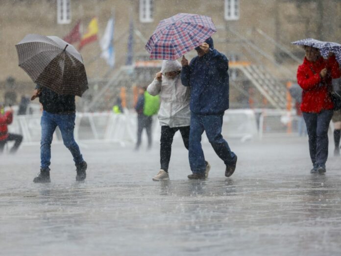 La Oficina Nacional de Meteorología pronostica que para hoy se esperan aguaceros localmente moderados a fuertes con tormentas eléctricas y ocasionales ráfagas de viento, especialmente sobre poblados de las regiones noroeste, noreste, valle del Cibao, suroeste, cordillera Central y la zona fronteriza.