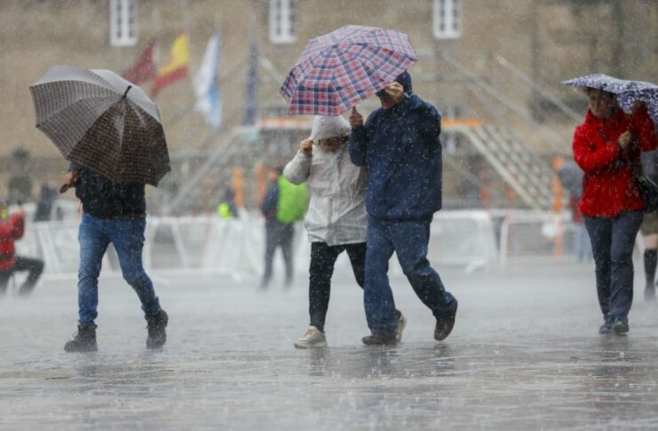 Día soleado pero con lluvias, según Onamet La Oficina Nacional de Meteorología pronostica que para hoy se esperan aguaceros localmente moderados a fuertes con tormentas eléctricas y ocasionales ráfagas de viento, especialmente sobre poblados de las regiones noroeste, noreste, valle del Cibao, suroeste, cordillera Central y la zona fronteriza.