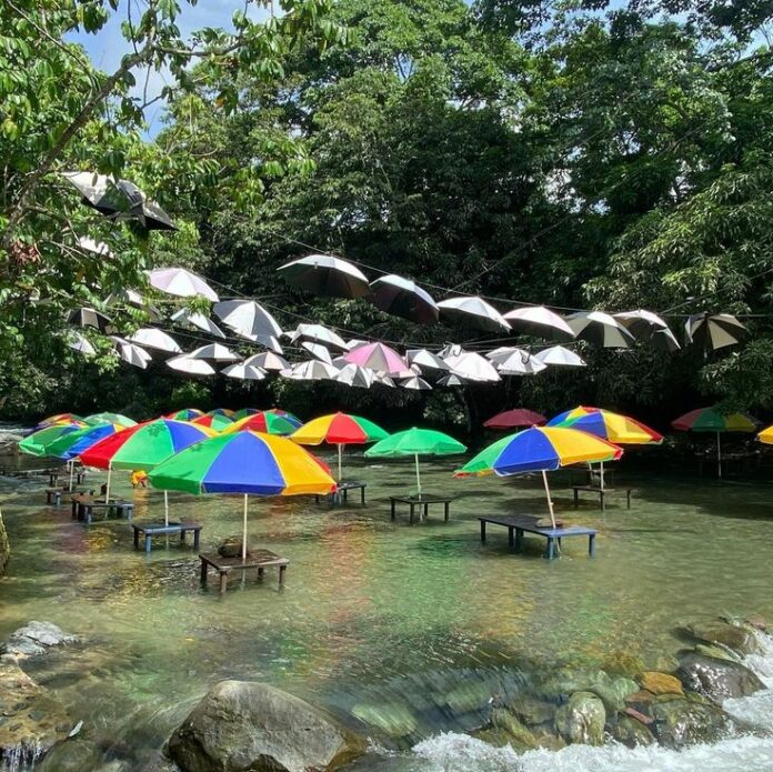 En los últimos días, el idílico paisaje del río Fula, conocido por su belleza natural y refrescantes aguas, se ha convertido en el epicentro de una polémica ante su crecida repentina el martes, dejando un saldo de cinco personas fallecidas.