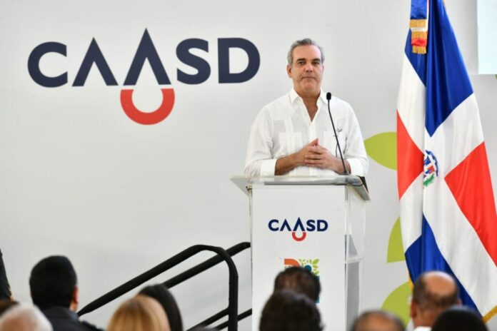 El presidente de la República, Luis Abinader junto al director general de la Corporación del Acueducto y Alcantarillado de Santo Domingo (CAASD), Felipe Suberví (Fellito), dejó inaugurado el moderno parque ambiental Cristo Park, construido sobre los 1.5 km de la antigua cañada saneada de la Tiradentes que beneficiará a más de 350 mil personas.