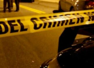 Apuñalan a pareja de latinos y su hijo de 5 años en un departamento de Nueva York La policía de Nueva York informó que tras recibir este domingo una llamada que alertaba de una persona herida dentro de un edificio de departamentos en el barrio de El Bronx, elementos de la corporación acudieron durante la mañana hasta el sitio indicado y encontraron a dos personas muertas, una mujer y un niño de 5 años, mientras que el hombre fue hallado ayer sin signos vitales.