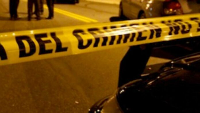 Apuñalan a pareja de latinos y su hijo de 5 años en un departamento de Nueva York La policía de Nueva York informó que tras recibir este domingo una llamada que alertaba de una persona herida dentro de un edificio de departamentos en el barrio de El Bronx, elementos de la corporación acudieron durante la mañana hasta el sitio indicado y encontraron a dos personas muertas, una mujer y un niño de 5 años, mientras que el hombre fue hallado ayer sin signos vitales.