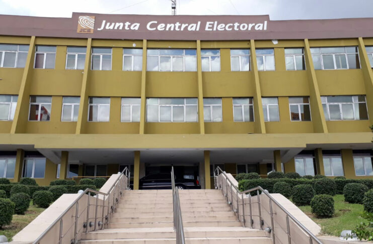 JCE da plazo a organizaciones políticas para que conozcan propuesta de auditoría a software de EDET El Pleno de la Junta Central Electoral (JCE) dio un plazo hasta el jueves 9 de noviembre a las 4:00 de la tarde a los partidos, agrupaciones y movimientos políticos, para que presenten sus observaciones al proyecto de auditoria al software de los equipos de escaneo, digitalización y transmisión (EDET), que remitió el 1 de noviembre de 2023 el Instituto Interamericano de Derechos Humanos y su Centro de Asesoría y Promoción Electoral (IIDH-CAPEL).