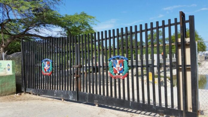 Hieren alcalde en Pedernales tras discusión con periodistas El alcalde Anse-à-Pitre, Harry Bruno, fue herido luego de sostener una discusión con un periodista, teniendo que ser trasladado a un hospital en Pedernales.