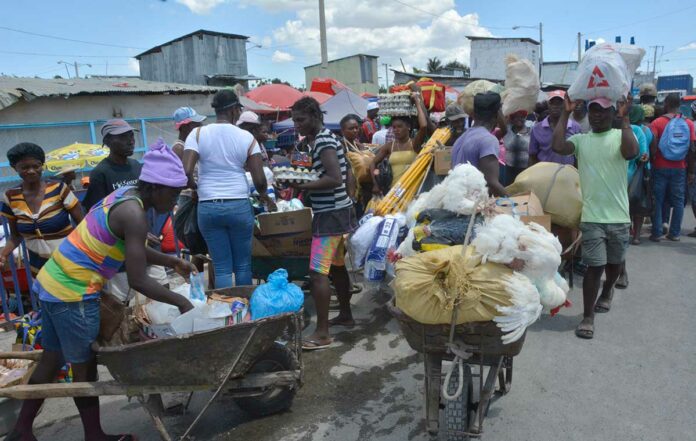 Haití multará 500 mil gourdes a personas con mercancías de RD Las autoridades de Haití multarán con hasta 500 mil gourdes (215,000 pesos dominicanos) a quienes intenten introducir a su territorio mercancía ilegal procedente de República Dominicana.