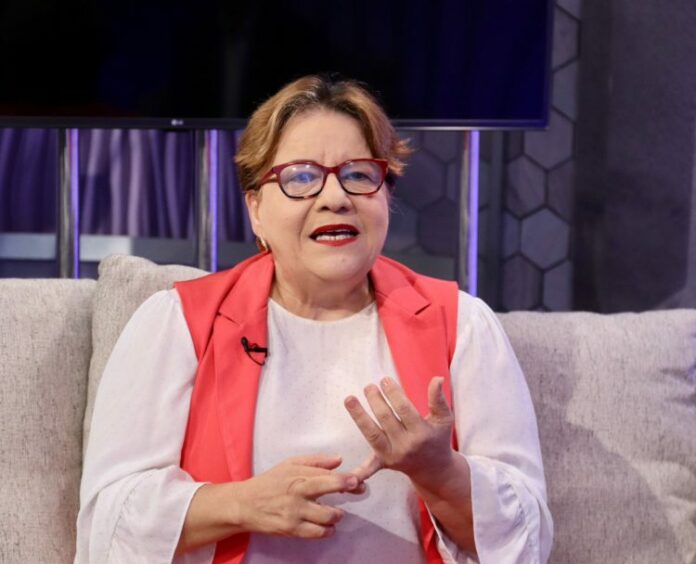 La directora de la Oficina Nacional de Meteorología (Onamet), Gloria Ceballos, informó a través de su cuenta de X (antiguo Twitter) que el disturbio tropical presente en el país seguirá generando fuertes aguaceros, con tormentas eléctricas y ráfagas de viento durante todo el día.