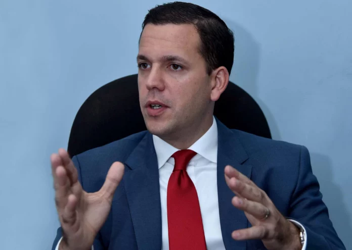 El director del Instituto Nacional de Tránsito y Transporte Terrestre (Intrant), Hugo Beras, solicitó este jueves al presidente Luis Abinader una licencia sin disfrute de sueldo, a raíz de las nuevas informaciones sobre el proceso de ejecución del sistema semafórico del Gran Santo Domingo.