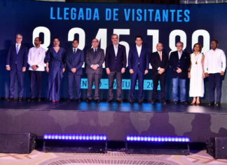 Abinader asegura hoy se empieza cuenta regresiva para lograr los 10 millones de turistas este año Tras proyectarse que este año se cumplirá la meta de la llegada de los 10 millones de turistas a la República Dominicana, el presidente Luis Abinader aseguró que hoy se empieza una cuenta regresiva a ese objetivo que llevará a esta nación a la senda del progreso y a la mejora de la calidad de vida de los dominicanos.