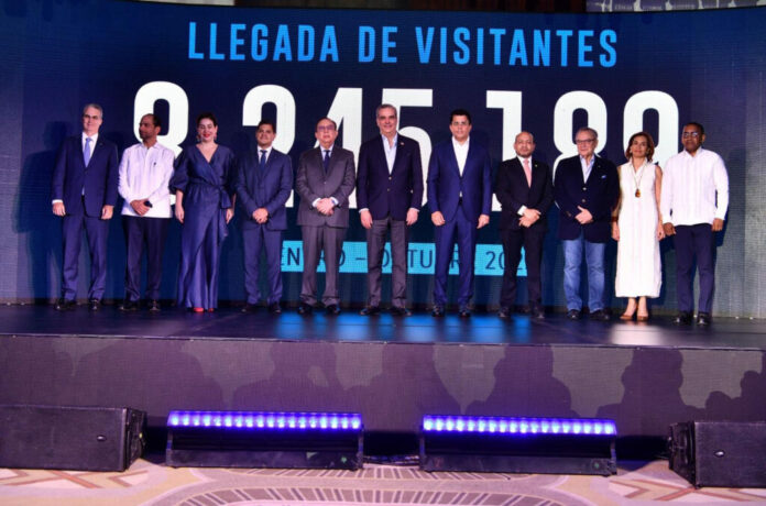 Tras proyectarse que este año se cumplirá la meta de la llegada de los 10 millones de turistas a la República Dominicana, el presidente Luis Abinader aseguró que hoy se empieza una cuenta regresiva a ese objetivo que llevará a esta nación a la senda del progreso y a la mejora de la calidad de vida de los dominicanos.