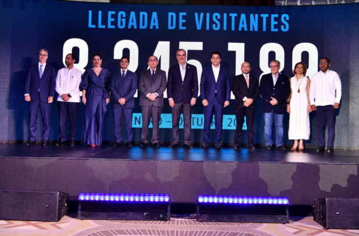 Abinader asegura hoy se empieza cuenta regresiva para lograr los 10 millones de turistas este año Tras proyectarse que este año se cumplirá la meta de la llegada de los 10 millones de turistas a la República Dominicana, el presidente Luis Abinader aseguró que hoy se empieza una cuenta regresiva a ese objetivo que llevará a esta nación a la senda del progreso y a la mejora de la calidad de vida de los dominicanos.