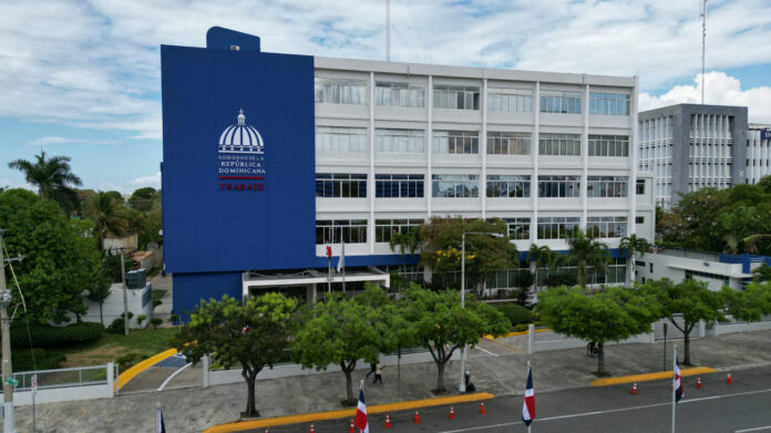 El Ministerio de Trabajo reitera a toda la colectividad empresarial y trabajadora de la República Dominicana, que el lunes 6 de noviembre, Día de la Constitución Dominicana, no se cambia.