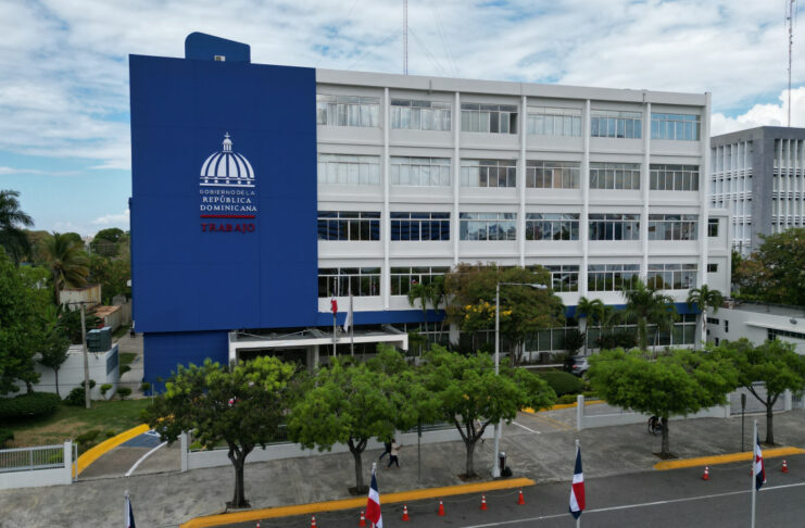 Ministerio de Trabajo reitera Día de la Constitución no se cambia El Ministerio de Trabajo reitera a toda la colectividad empresarial y trabajadora de la República Dominicana, que el lunes 6 de noviembre, Día de la Constitución Dominicana, no se cambia.