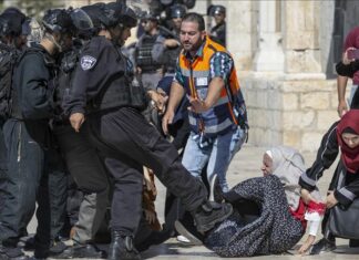 Policía israelí golpea brutalmente a judíos que protestan contra los ataques a Gaza
