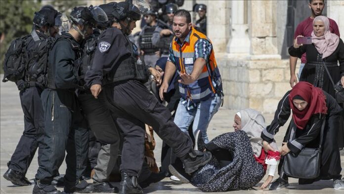 Policía israelí golpea brutalmente a judíos que protestan contra los ataques a Gaza