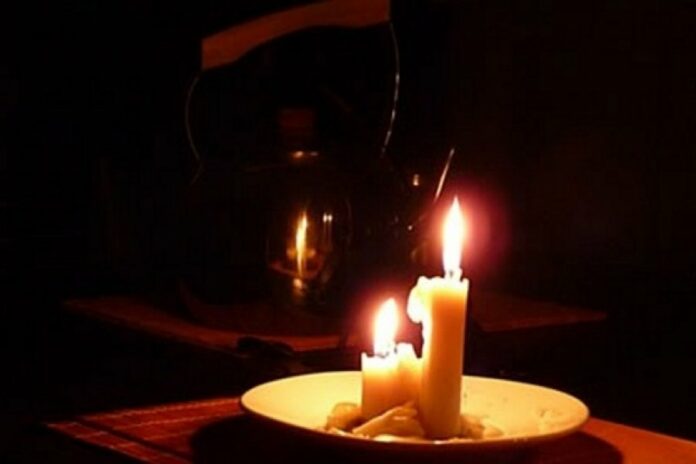 Gran apagón afectó ciudad Santo Domingo por falla en Timbeque 2 Un gigantesco apagón afectó la noche de este jueves sectores de Santo Domingo y otras zonas de la República Dominicana debido, según se informó, a un percance en la estación Timbeque 2, que provocó la salida de servicio de las dos generadoras del sistema de Punta Catalina.