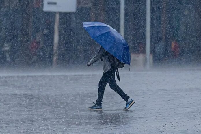 COE coloca 6 provincias en alerta amarilla y 14 en alerta verde El Centro de Operaciones de Emergencias (COE) incrementó 6 provincias en alerta amarilla y colocó 14 en verde por posible crecida de ríos, arroyos y cañadas, debido a que los efectos de una vaguada seguirán generando incrementos nubosos acompañados de aguaceros moderados a fuertes.
