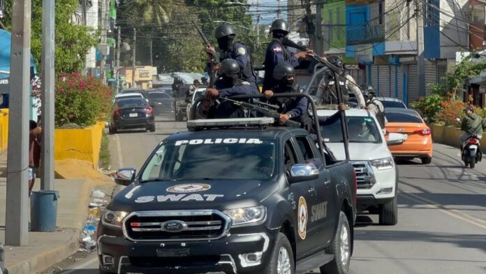 Un gran contingente policial y militar ha sido desplegado por varios municipios de la región del Cibao para prevenir desórdenes durante el paro de 24 horas convocado por la denominada «Coalición del Cibao» en demanda de obras y mejora de los servicios públicos.