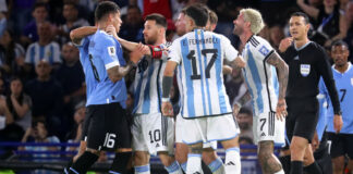 Messi agarra del cuello a un rival durante un acalorado y tenso Argentina-Uruguay