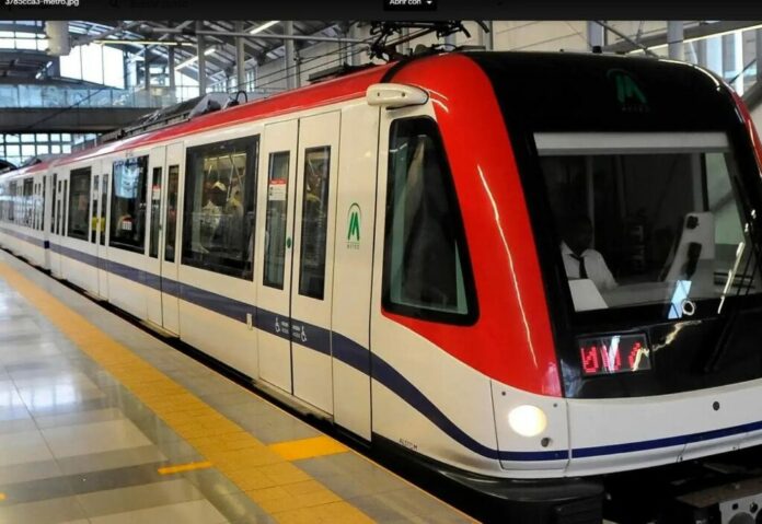 Metro de Santo Domingo continuará disponible y gratuito hasta la medianoche La Oficina Para el Reordenamiento del Transporte (Opret) informó que dadas las condiciones climáticas adversas en Santo Domingo, el Metro continuará disponible y de manera gratuita hasta el final de hoy en horario extendido hasta la medianoche.