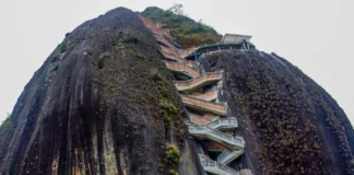 Al menos 15 personas resultaron lesionadas a causa de un desprendimiento de tierra y rocas desde la parte alta del Peñol de Guatapé, un atractivo turístico en el noroeste de Colombia, según informaron las autoridades locales.