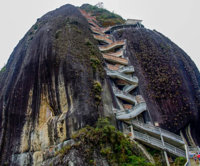 Al menos 15 personas resultaron lesionadas a causa de un desprendimiento de tierra y rocas desde la parte alta del Peñol de Guatapé, un atractivo turístico en el noroeste de Colombia, según informaron las autoridades locales.