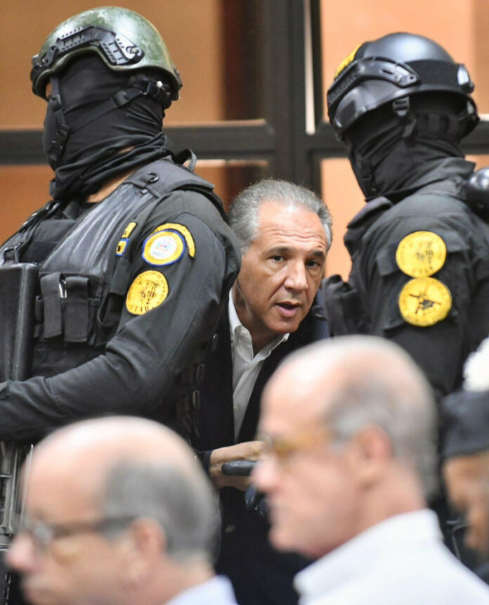 El Segundo Juzgado de la Instrucción del Distrito Nacional varió este martes la medida de coerción del exministro Administrativo de la Presidencia, José Ramón Peralta, de prisión preventiva a presentación periódica cada 15 días y el pago de 4.5 millones de pesos.