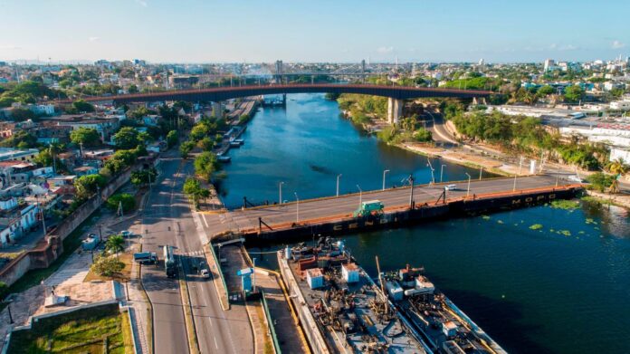 El tramo en avenida Malecón, desde el Puente Flotante hasta la bomba Texaco, en dirección oeste-este fue cerrado luego de un derrumbe ocurrido por saturación de suelos tras las fuertes lluvias de este fon de semana.