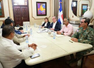 El presidente de la República, Luis Abinader, encabeza la noche de este sábado una sesión de trabajo desde el Palacio Nacional tras los daños generados por el disturbio tropical.