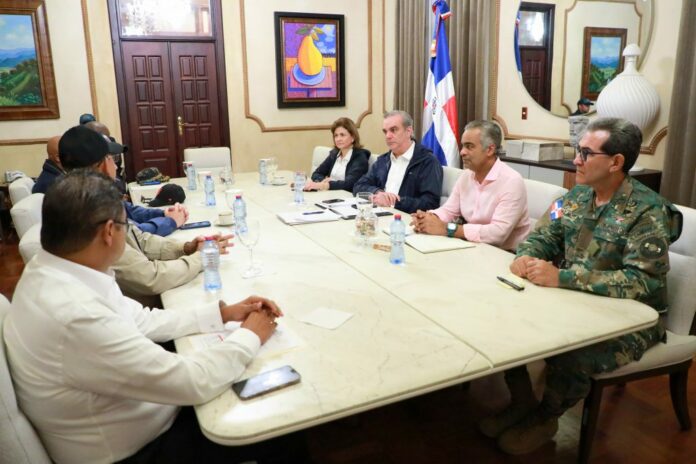 El presidente de la República, Luis Abinader, encabeza la noche de este sábado una sesión de trabajo desde el Palacio Nacional tras los daños generados por el disturbio tropical.