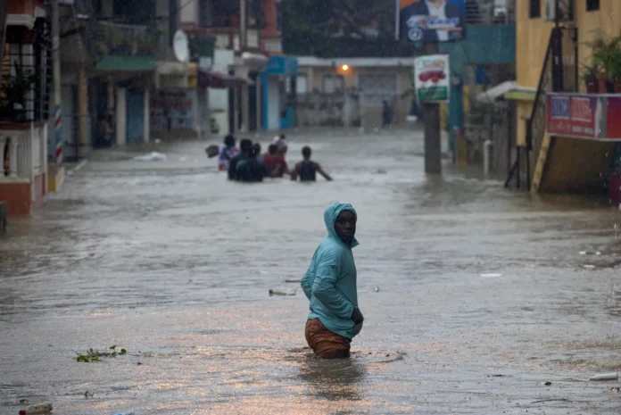 Se duplica número de desplazados y viviendas dañadas El Centro de Operaciones de Emergencias (COE) reportó ayer que la cantidad de viviendas afectadas por las lluvias del fin de semana aumentó a 7,412 y el número de personas movilizadas para preservar su seguridad subió a 37,060, cifras obtenidas al continuar con los levantamientos en todas las provincias afectadas.