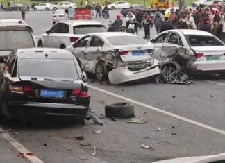 Un Tesla choca contra 11 vehículos y deja tres heridos en China