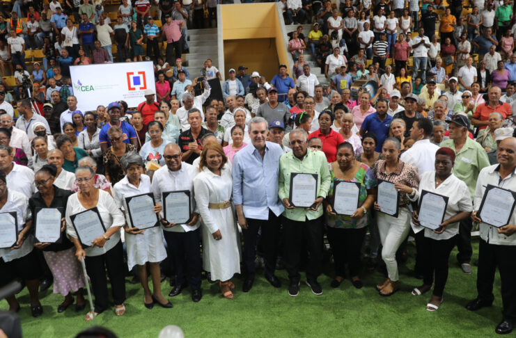 Presidente Abinader entrega más de 1,000 títulos de propiedad en San Pedro de Macorís