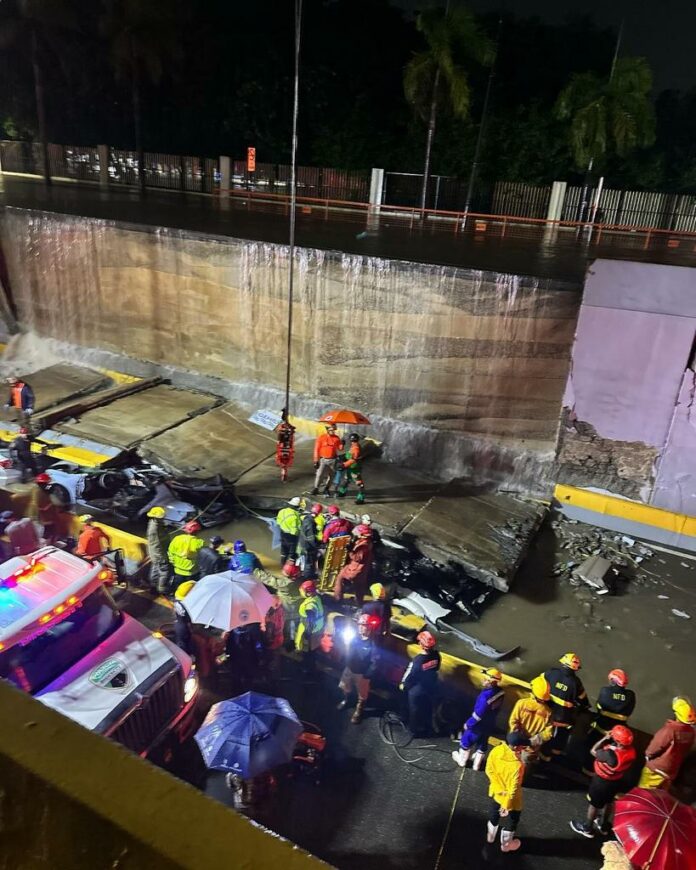 Los organismos de socorro extrajeron pasadas las 10:15 de la noche, otros cuatro cuerpos de entre los escombros dejados por el colapso de una pared en el desnivel de la avenida 27 de Febrero con Máximo Gómez.