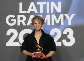 Vicente García ha ganado el Grammy Latino 2023 en la categoría Mejor Álbum folclórico por Camino al Sol. El cantautor dominicano vuelve a alzar el gramófono luego de lograrlo en 2017 por Bachata en Kingston como Mejor Canción Tropical y Mejor Álbum Cantautor con A la mar.