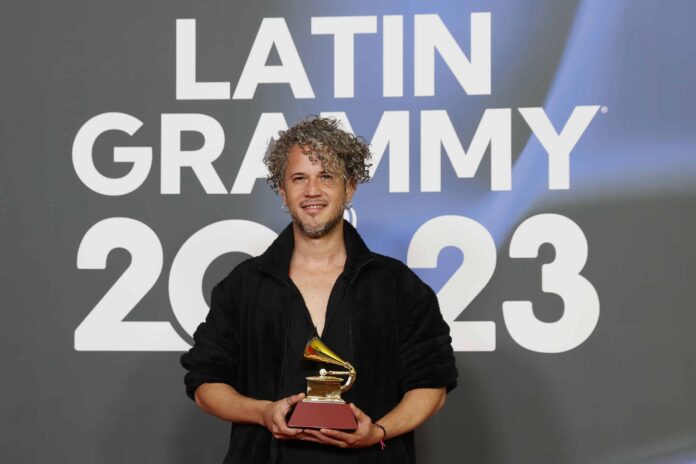 Vicente García ha ganado el Grammy Latino 2023 en la categoría Mejor Álbum folclórico por Camino al Sol. El cantautor dominicano vuelve a alzar el gramófono luego de lograrlo en 2017 por Bachata en Kingston como Mejor Canción Tropical y Mejor Álbum Cantautor con A la mar.