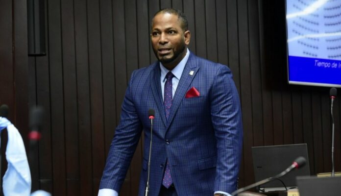El presidente de la comisión permanente de Interior y Policía, Edwin Mejía, manifestó este martes que de nada sirve que el presidente Luis Abinader, cambie al director de la Policía Nacional, si deja al ministro, que debe trazar las estrategias de trabajo para enfrentar los hechos delictivos en el país.